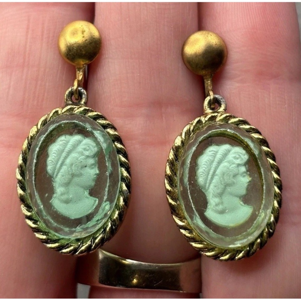 Vintage Green Intaglio Cameo Oval Drop Earrings Gold Tone Screw Back
